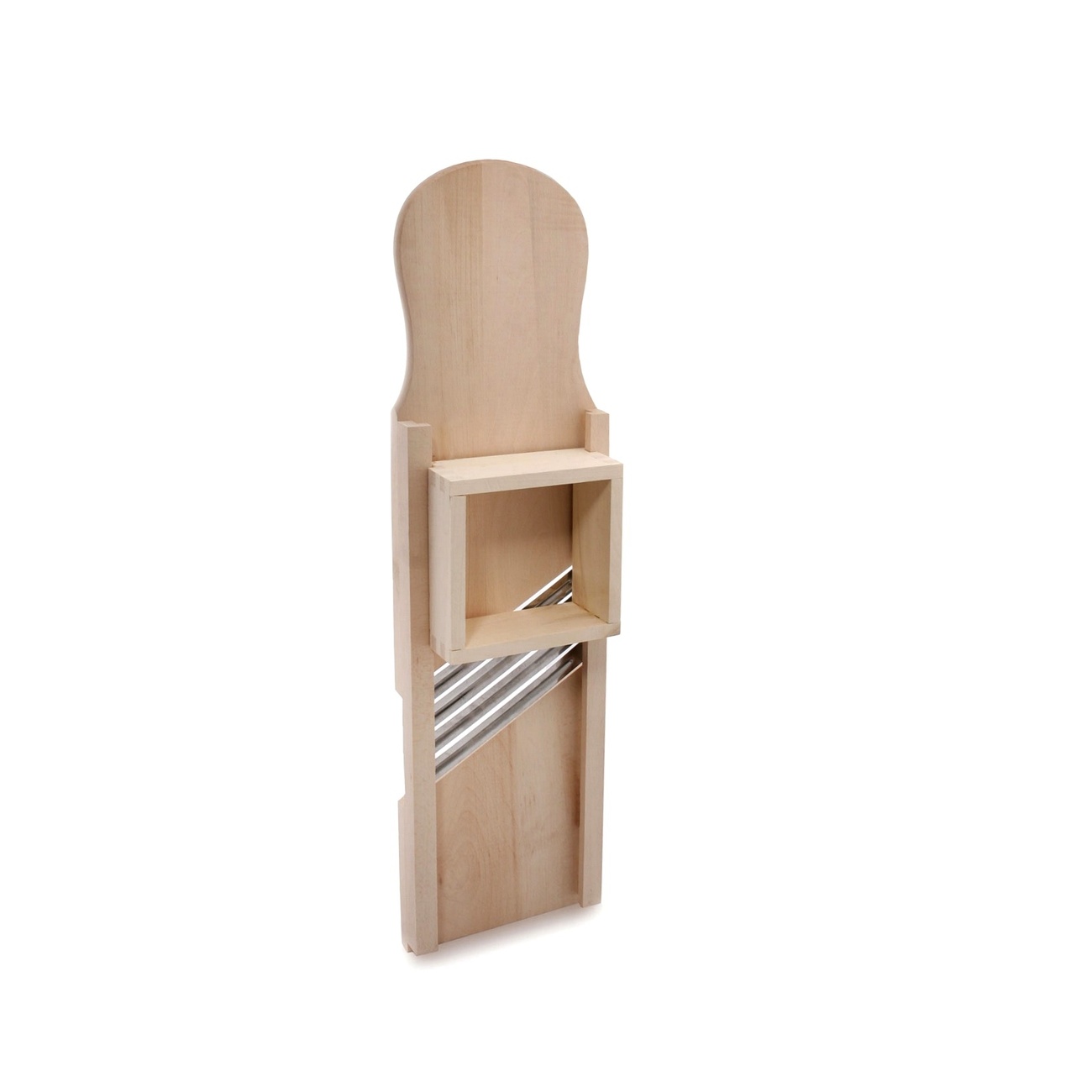Krauthobel aus hellem Holz mit zwei diagonalen Metallklingen und verschiebbarem Holzschlitten, stehend vor weißem Hintergrund
