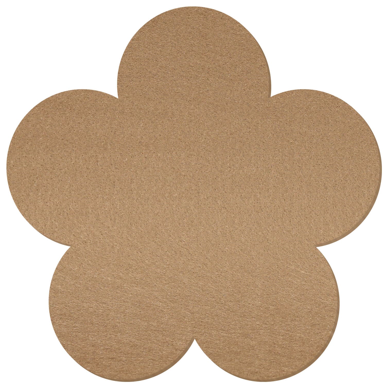 Blumenförmiger Filz-Untersetzer in Schlamm-Beige mit fünf runden Blütenblättern, gleichmäßige Filzstruktur, freigestellt auf weißem Hintergrund