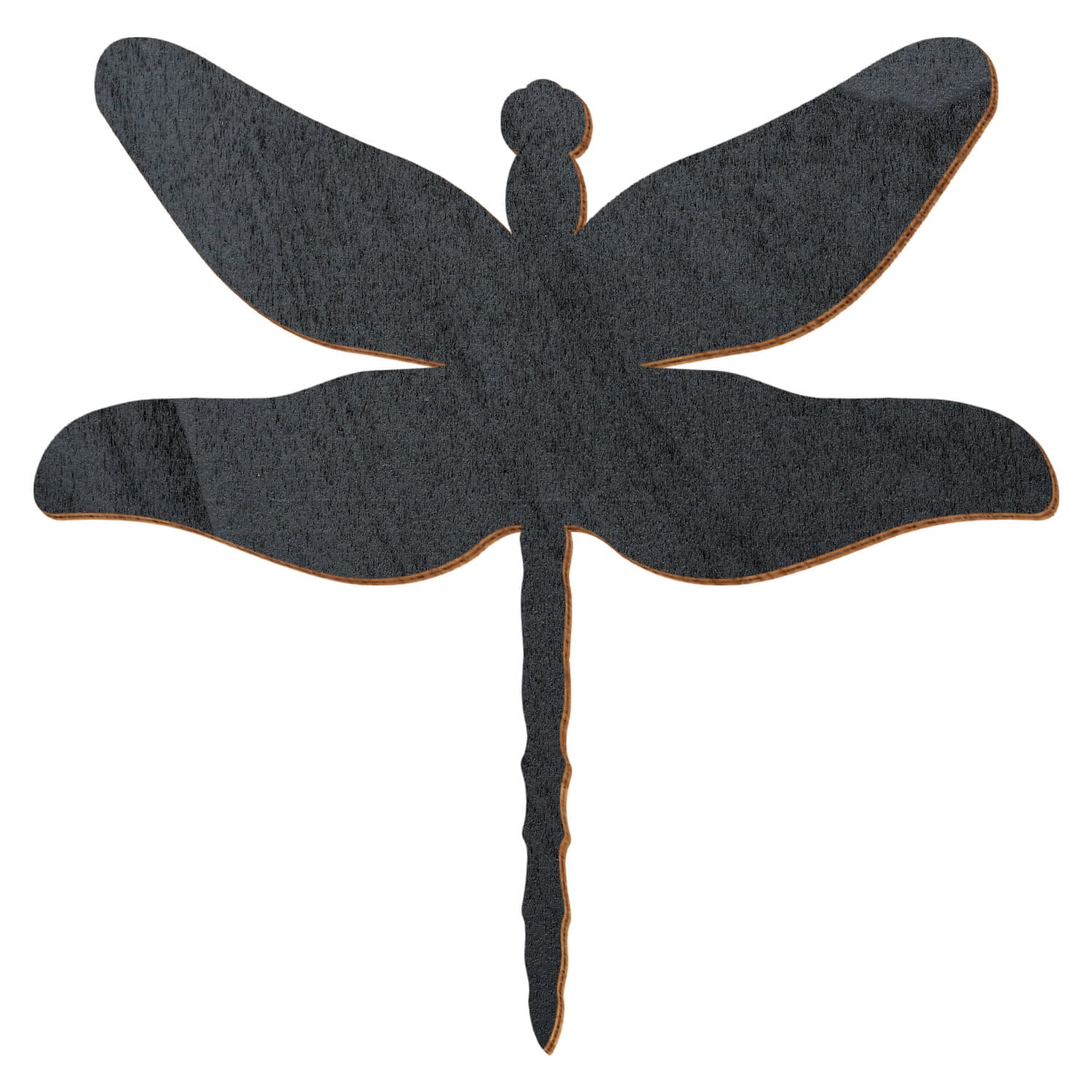 Libelle-Silhouette als flacher Holzzuschnitt in Schwarz mit sichtbarer brauner Holzkante, vier geschwungene Flügel, langer Schwanz, freigestellt auf weißem Hintergrund
