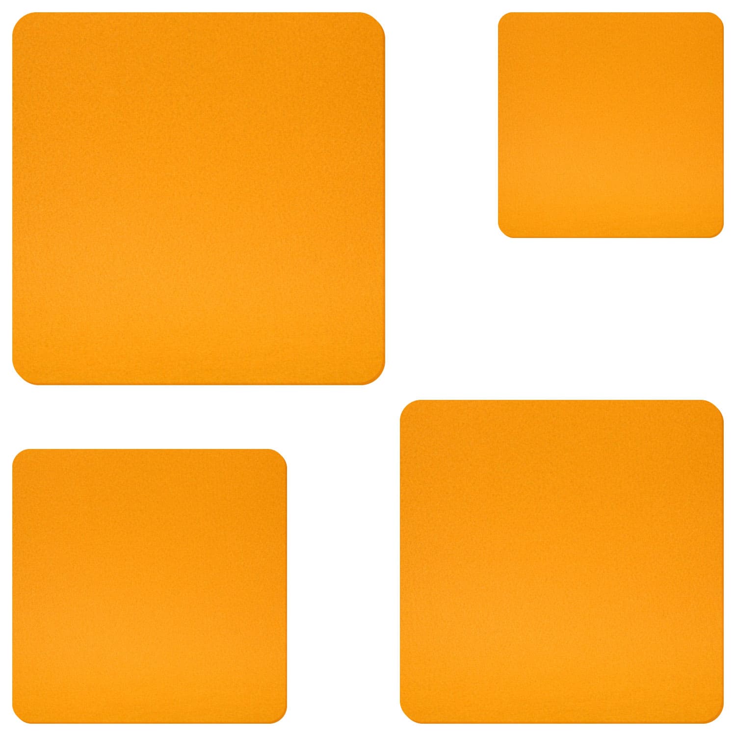 Vier orangefarbene Filz-Zuschnitte in quadratischer Form mit abgerundeten Ecken, in unterschiedlichen Größen auf weißem Hintergrund.