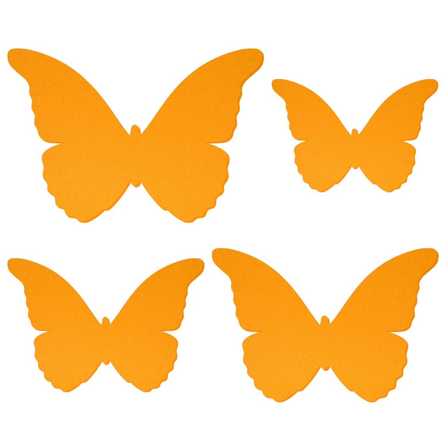 Vier orangegelbe Schmetterlings-Silhouetten aus Filz in unterschiedlichen Größen auf weißem Hintergrund, mit geschwungenen Flügelrändern und kleinem Körper in der Mitte.