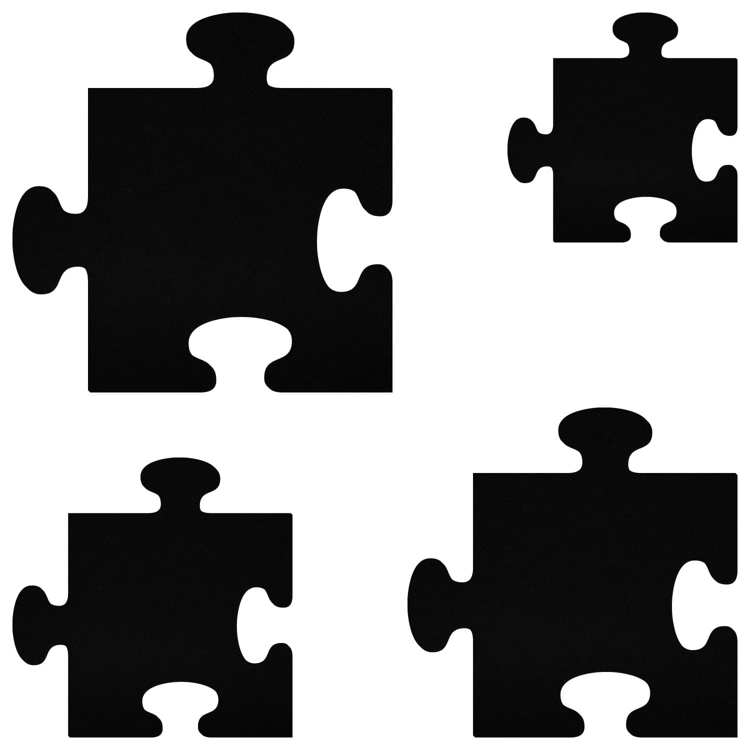 Vier schwarze Puzzleteile unterschiedlicher Größen auf weißem Hintergrund, mit typischen Zapfen und Aussparungen an den Seiten.
