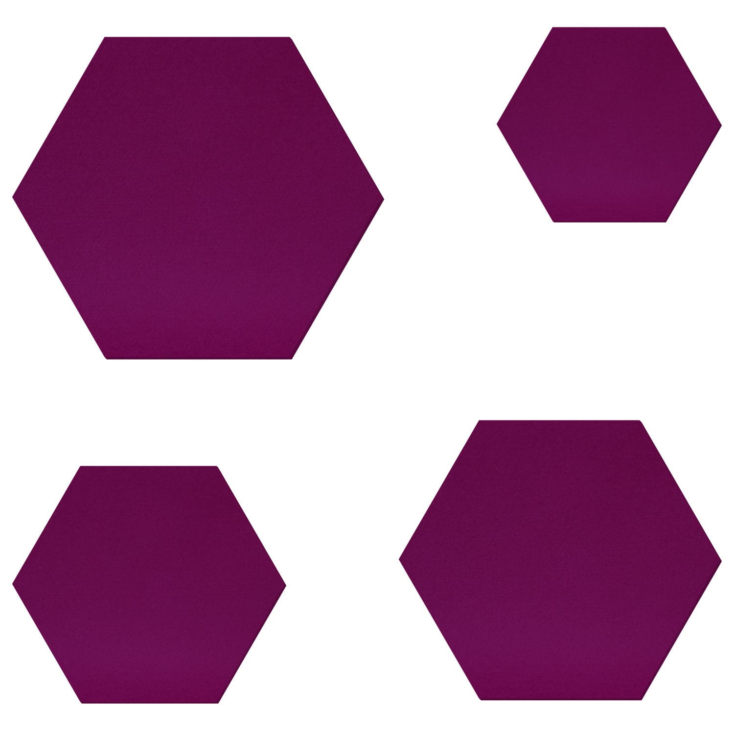 Vier lila-aubergine Hexagon-Filzzuschnitte in verschiedenen Größen auf weißem Hintergrund