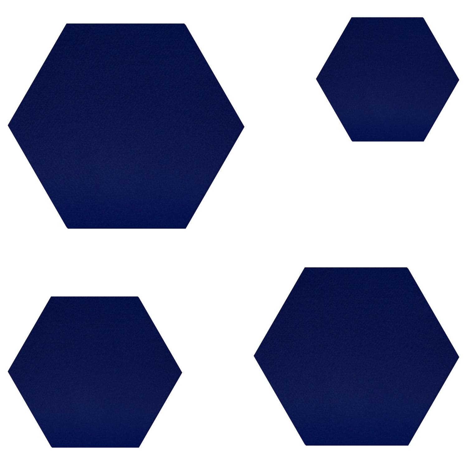 Vier dunkelblaue Hexagon-Filzzuschnitte in verschiedenen Größen auf weißem Hintergrund