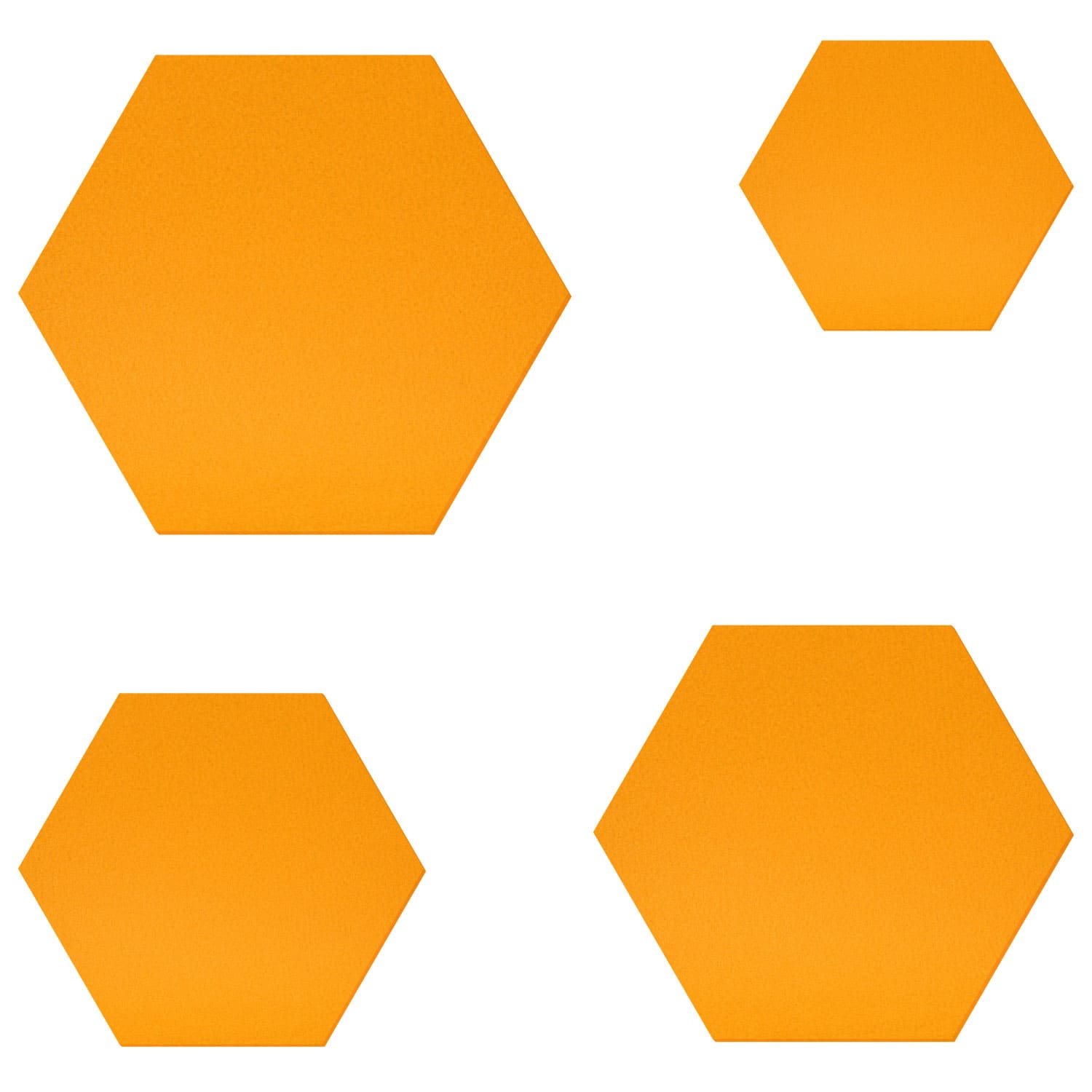 Vier orangegelbe Hexagon-Filzzuschnitte in unterschiedlichen Größen auf weißem Hintergrund
