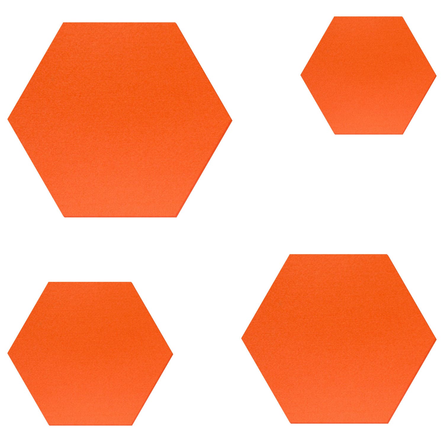 Vier orangefarbene Hexagon-Filzzuschnitte in verschiedenen Größen auf weißem Hintergrund