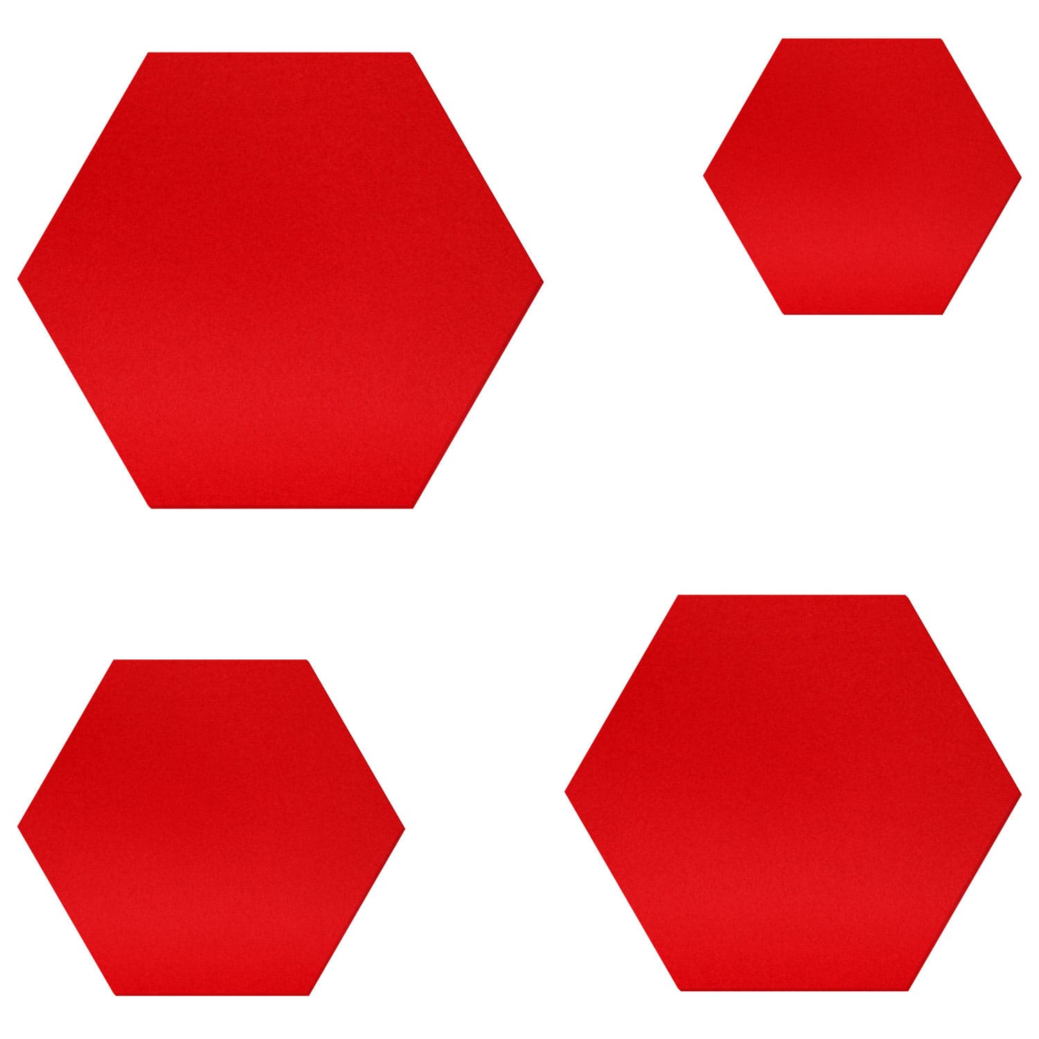 Vier rote Hexagon-Filzzuschnitte in verschiedenen Größen auf weißem Hintergrund