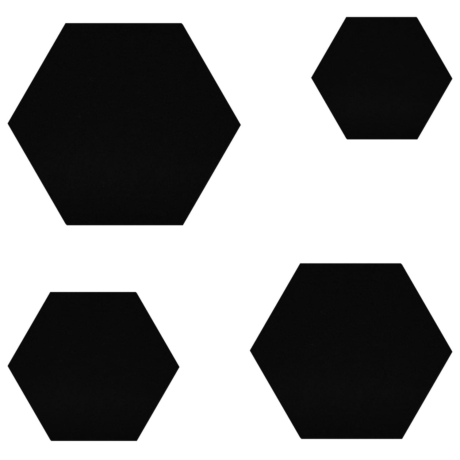 Vier schwarze Hexagon-Filzzuschnitte in verschiedenen Größen auf weißem Hintergrund