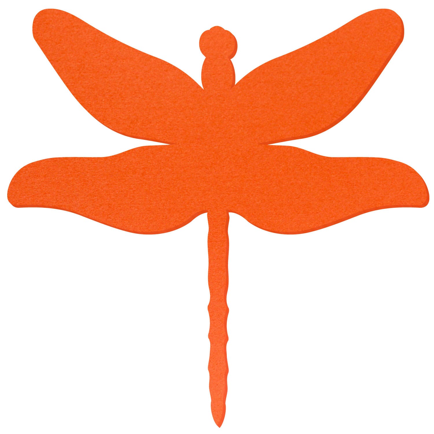 Libelle-Silhouette aus orangefarbenem Filz mit vier ausgebreiteten Flügeln, rundem Kopf und langem, schmalem Hinterleib auf weißem Hintergrund