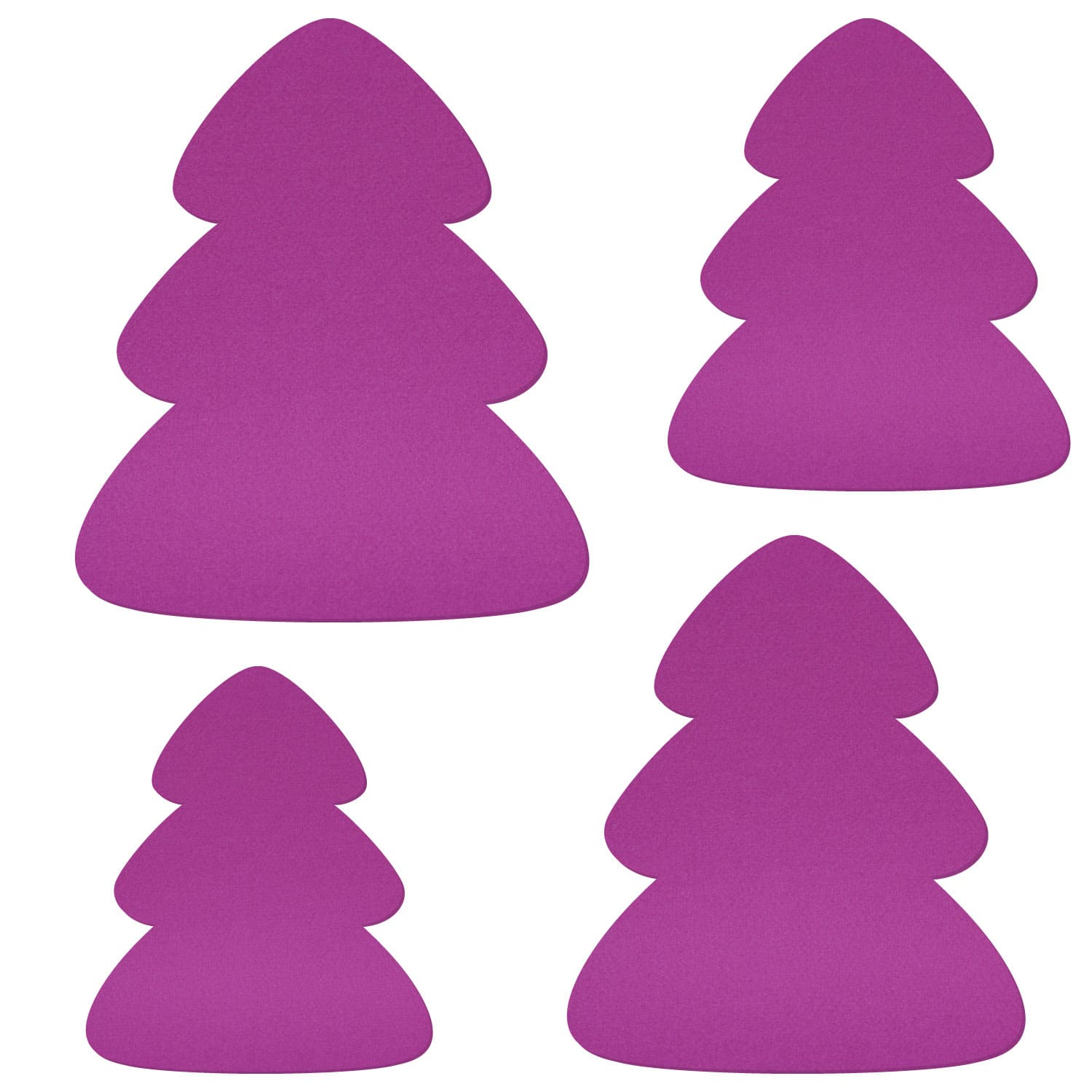 Vier lilafarbene Tannenbaum-Zuschnitte aus Filz in verschiedenen Größen auf weißem Hintergrund