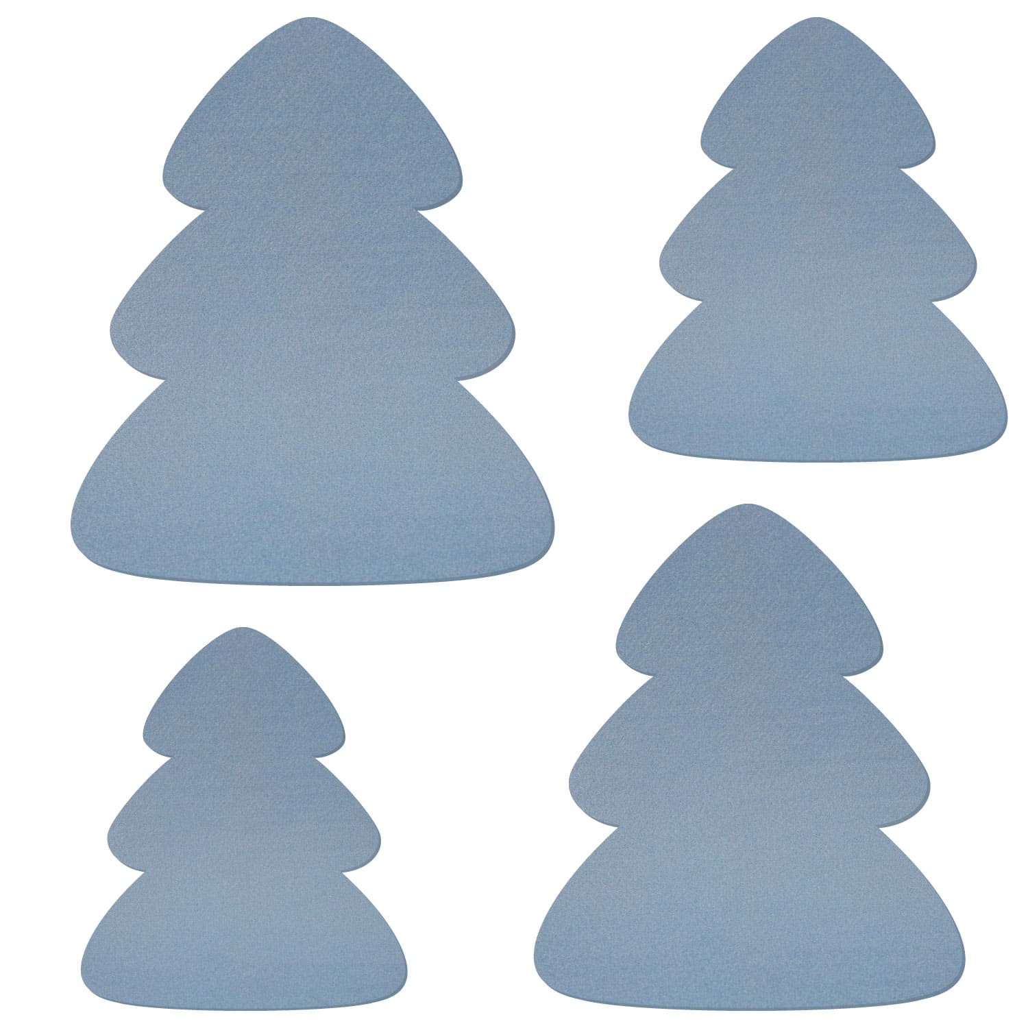 Fünf hellblaue Filz-Zuschnitte in Tannenbaum-Form mit drei gestuften, abgerundeten Dreiecksebenen, in verschiedenen Größen auf weißem Hintergrund