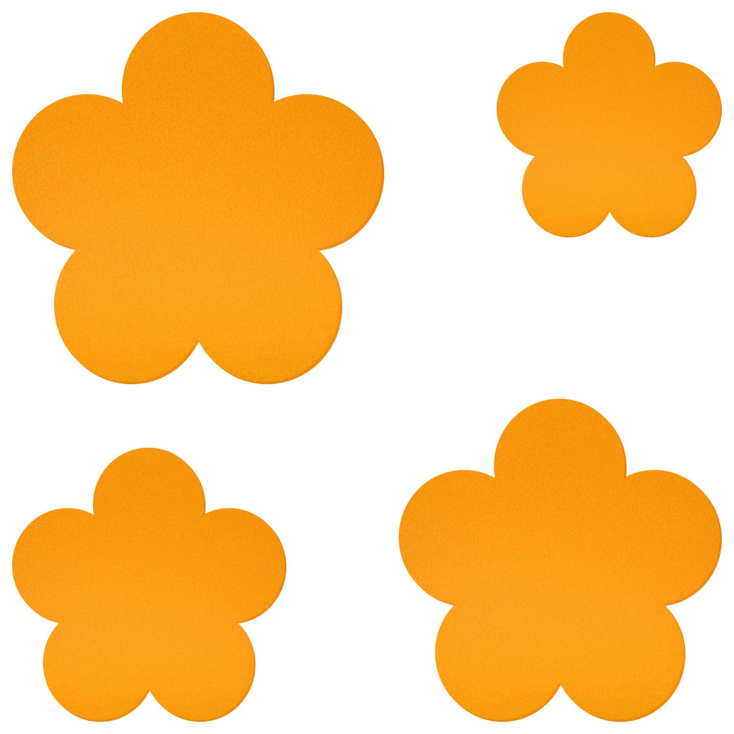 Vier orangegelbe Blumen-Zuschnitte aus Filz in verschiedenen Größen auf weißem Hintergrund, jeweils mit fünf runden Blütenblättern.