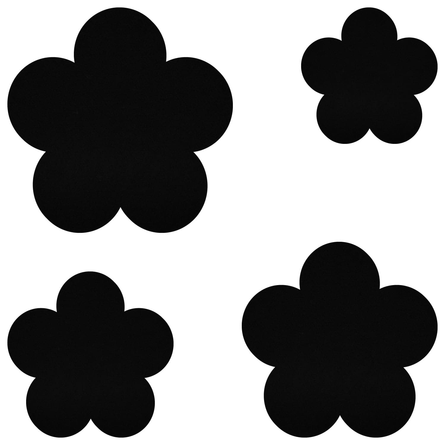 Vier schwarze Blumen-Silhouetten aus Filz in verschiedenen Größen auf weißem Hintergrund, jeweils mit fünf runden Blütenblättern.
