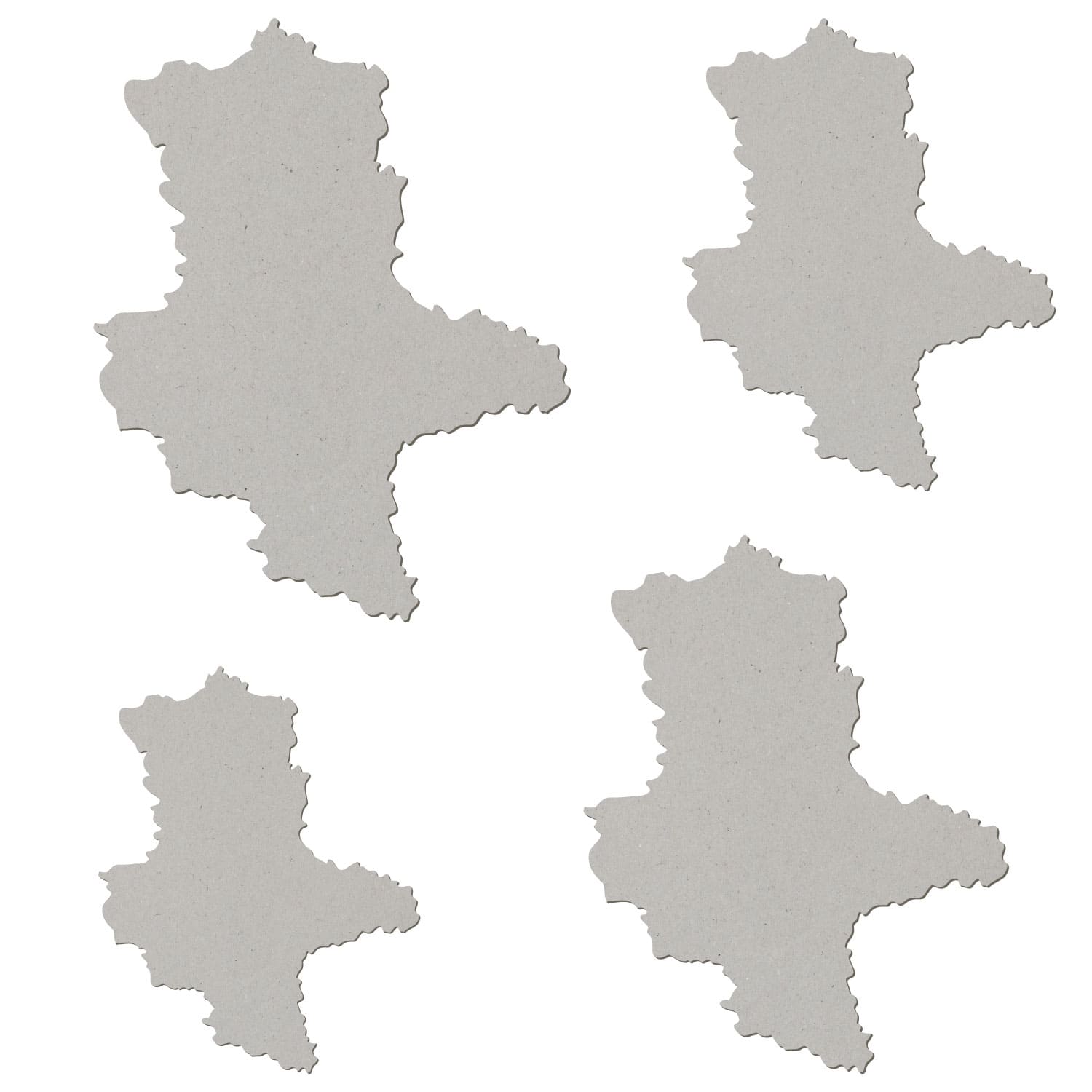 Vier graue Pappzuschnitte in der Form des Bundeslandes Sachsen-Anhalt in unterschiedlichen Größen auf weißem Hintergrund.