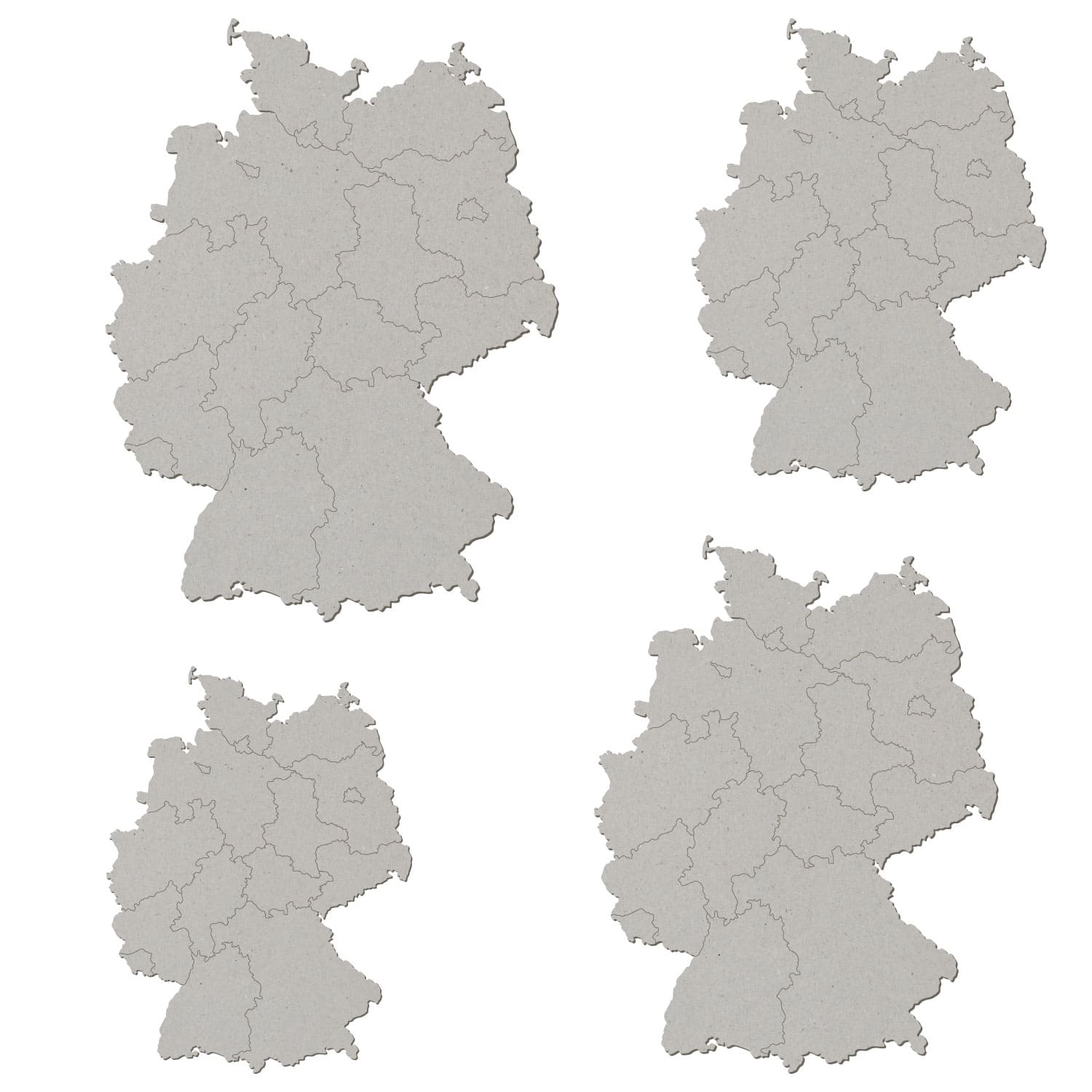 Vier graue Pappzuschnitte in Form der Deutschland-Karte mit eingezeichneten Bundesländergrenzen in verschiedenen Größen