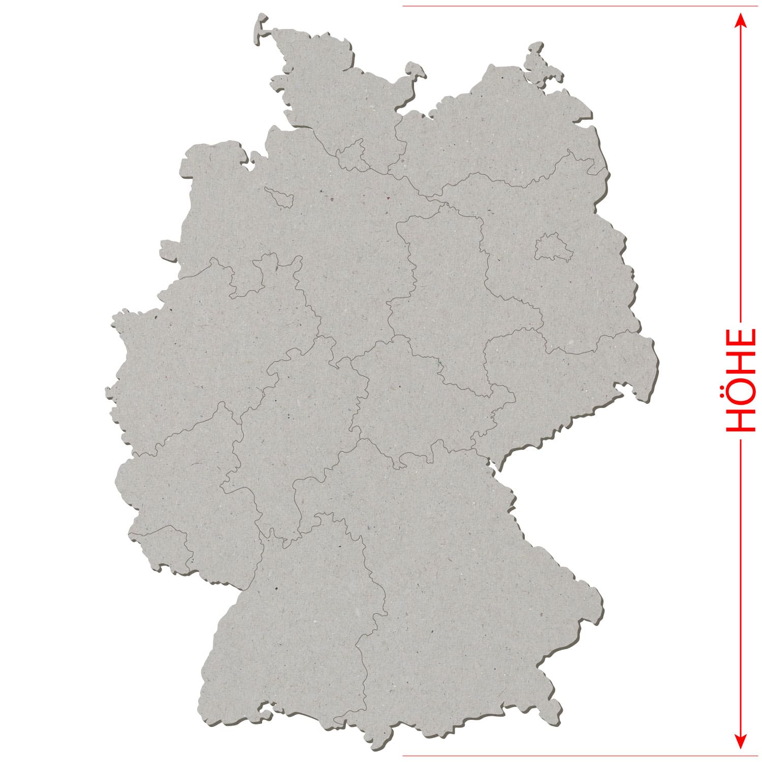 Grauer Pappe-Zuschnitt in Form der Deutschland-Karte mit eingravierten Bundesländergrenzen, roter Doppelpfeil mit Beschriftung „HÖHE" zeigt die Gesamthöhe des Zuschnitts an.