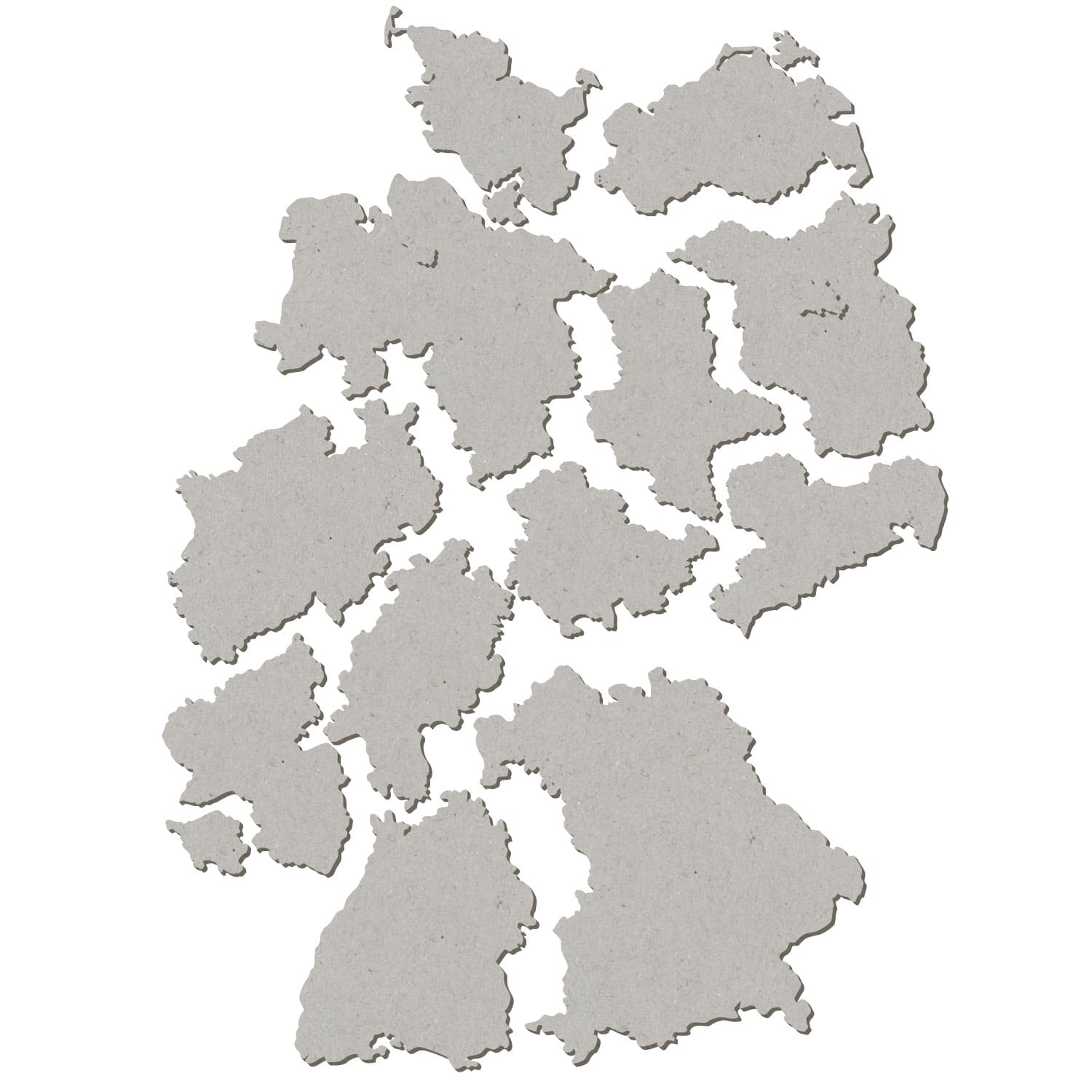 Graue Pappzuschnitte der 16 deutschen Bundesländer als einzelne Silhouetten auf weißem Hintergrund