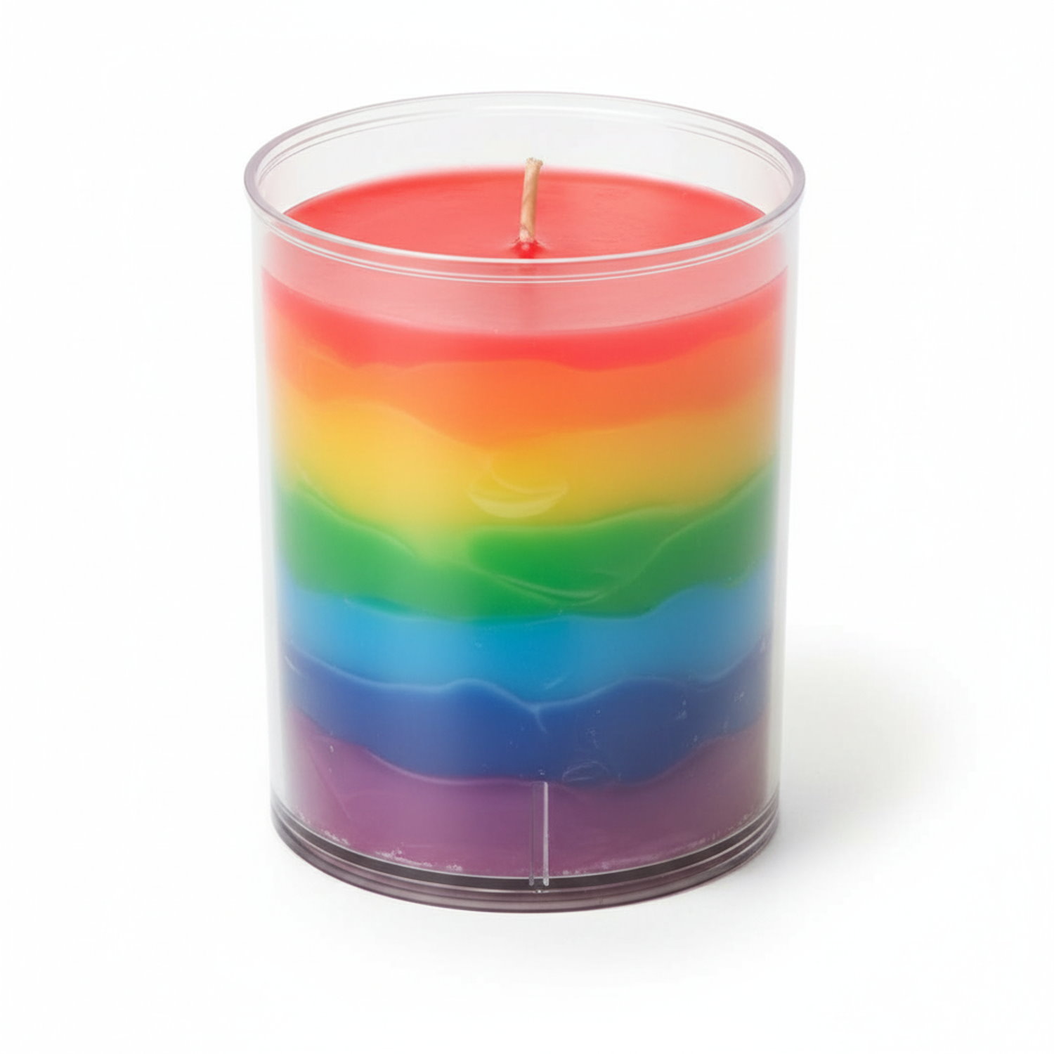 Transparenter Windschutzbecher mit mehrschichtiger Regenbogen-Kerze in den Farben Rot, Orange, Gelb, Grün, Blau, Dunkelblau und Lila, mit sichtbarem Baumwolldocht