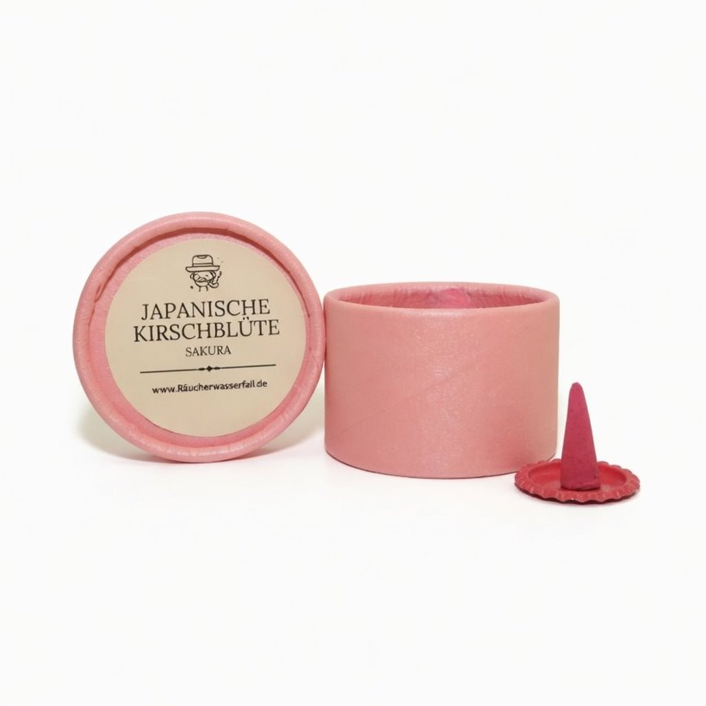 Packung mit klassischen Räucherkerzen in der Duftvariante "Japanische Kirschblüte" mit Räucherkerze auf einem Metallunterlage daneben