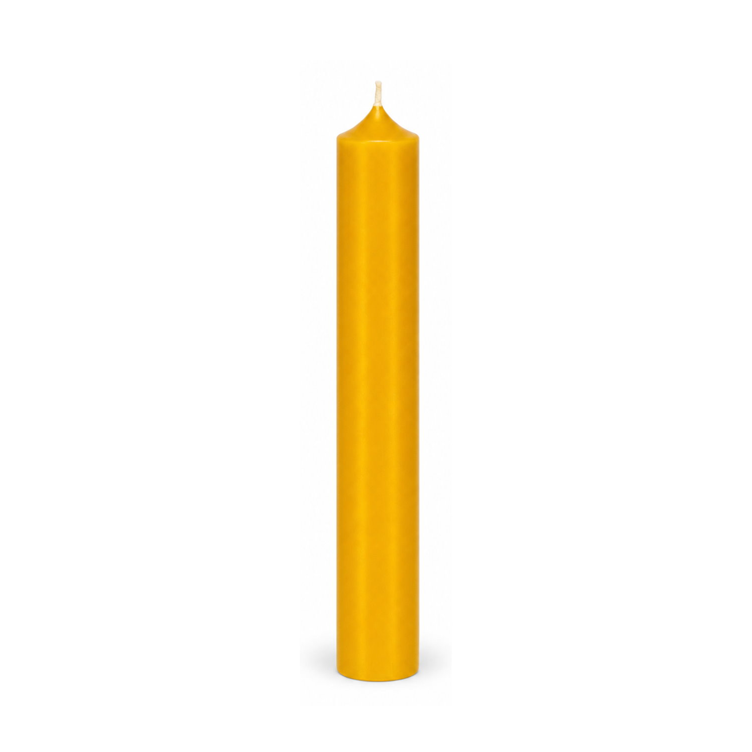 Curryfarbene Stabkerze 180 x 22 mm, einzeln auf weißem Hintergrund.
