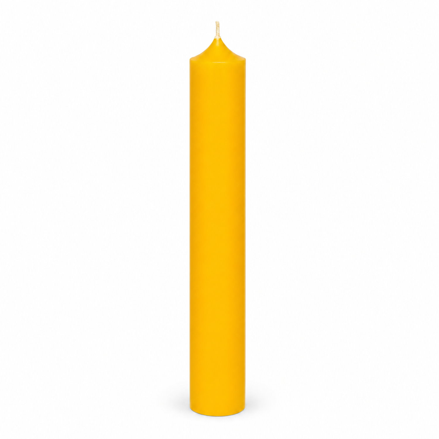 Gelbe Stabkerze 180 x 22 mm, einzeln auf weißem Hintergrund.