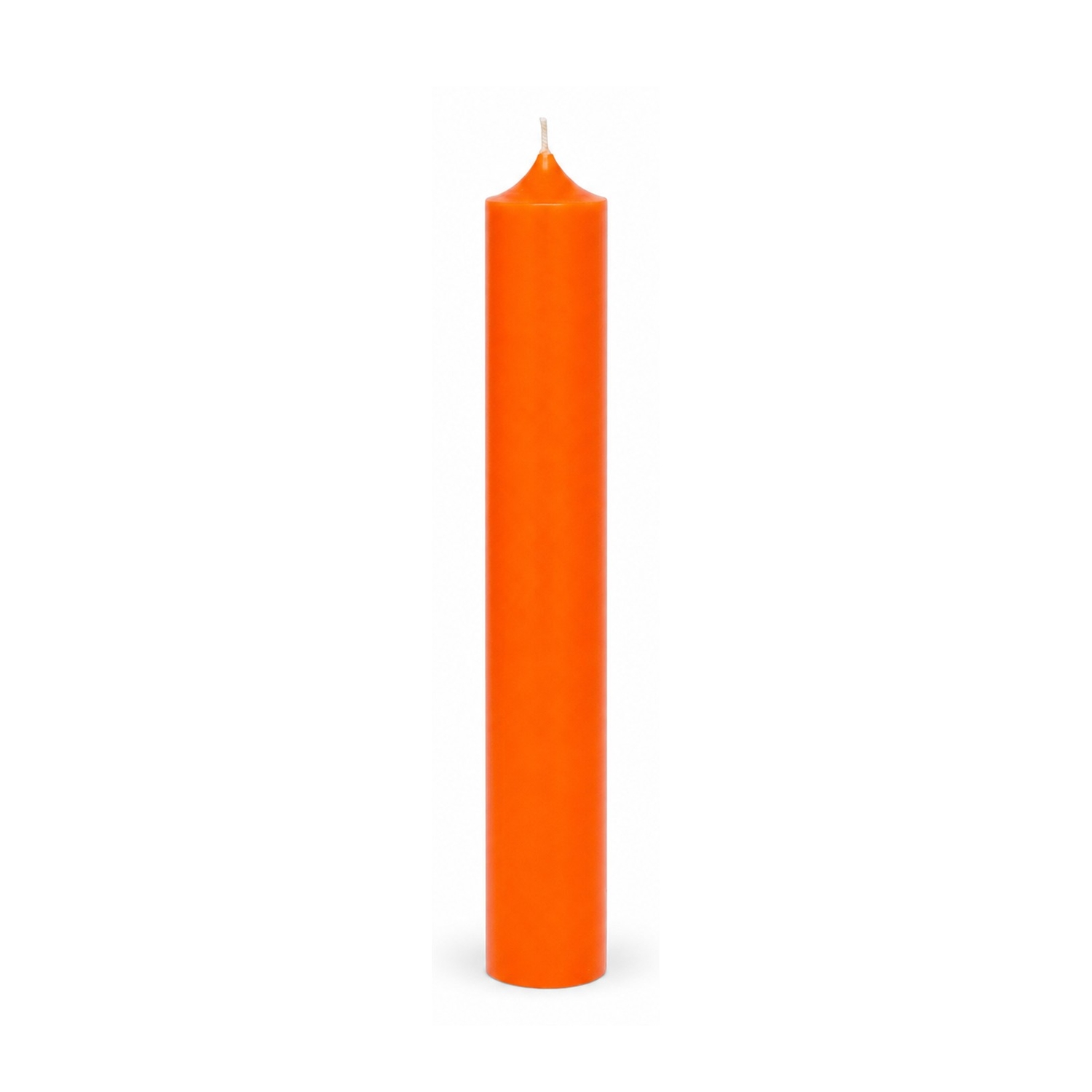 Orangefarbene Stabkerze 180 x 22 mm, einzeln auf weißem Hintergrund.