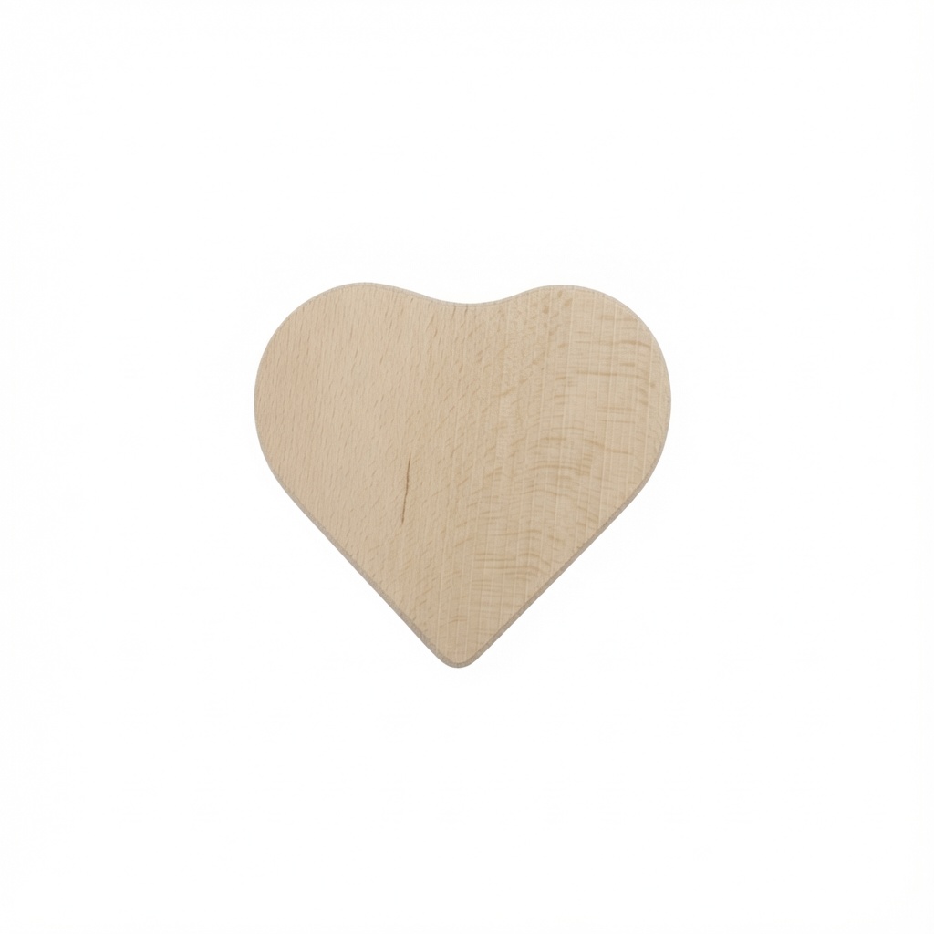 Ein Holzherz freigestellt auf weißem Hintergrund.