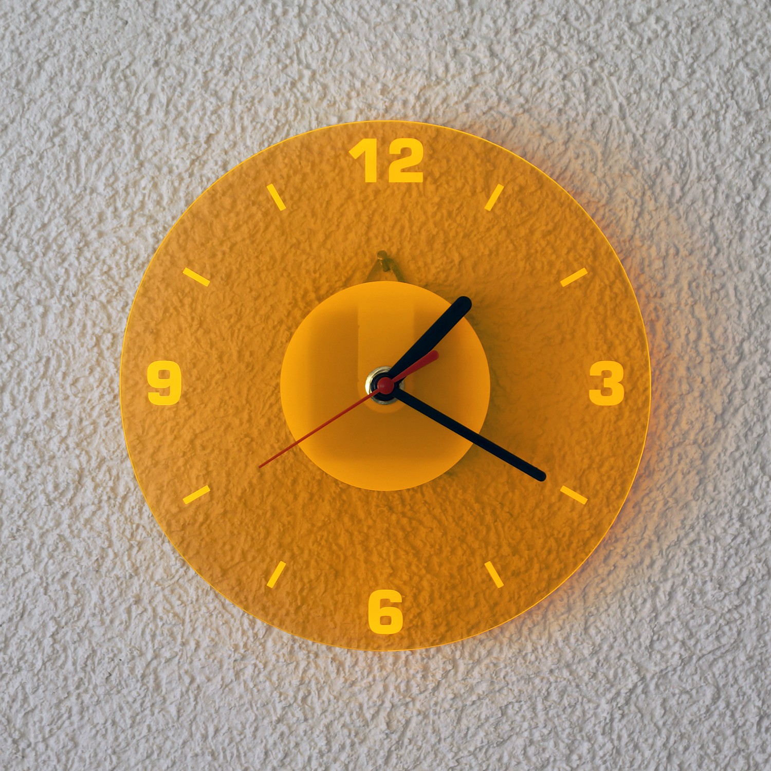 Acrylglas Quarz Wanduhr 19cm neonorange