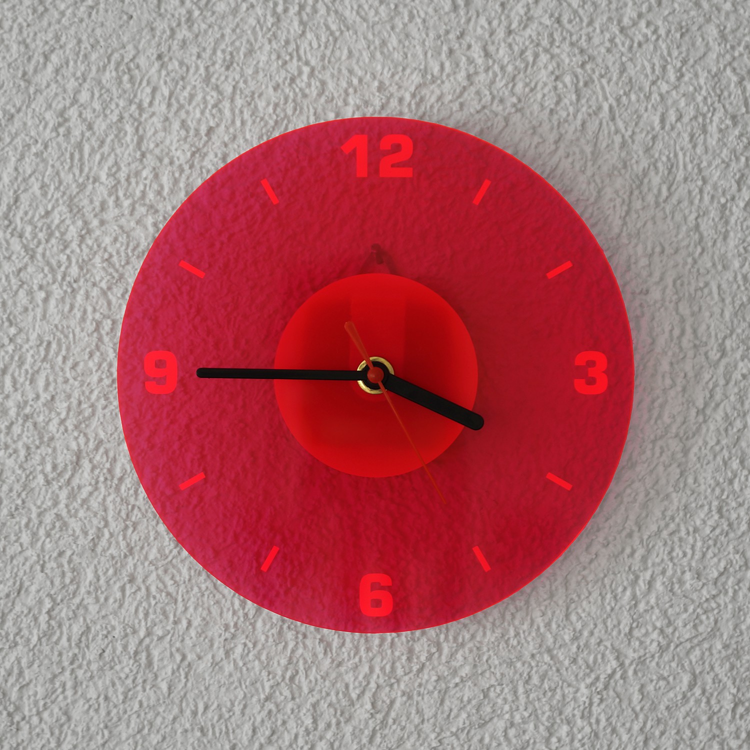 Acrylglas Quarz Wanduhr 19cm neonrot