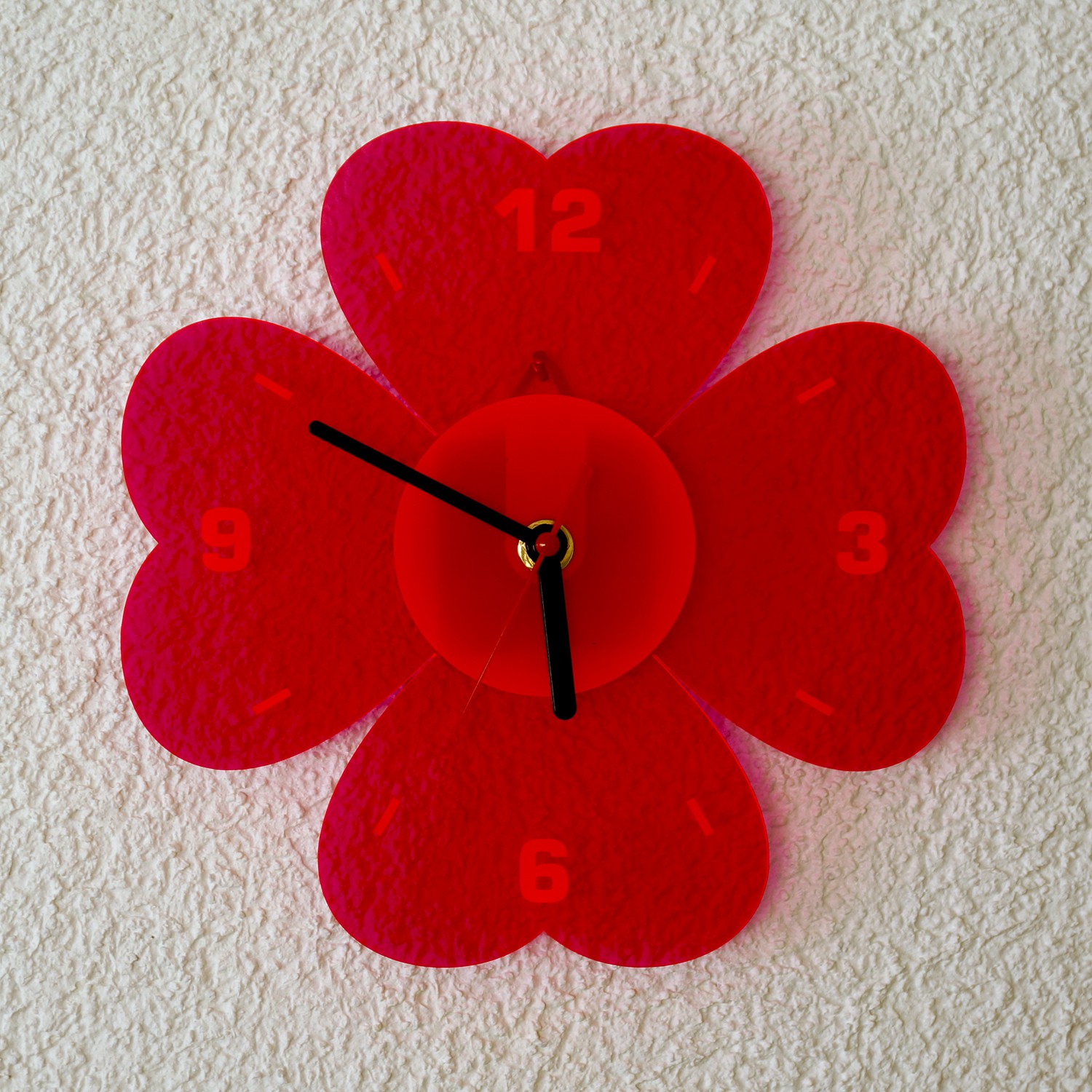 Acrylglas Quarz Wanduhr 21cm Kleeblatt neon transparent fluoreszierend - neonrot