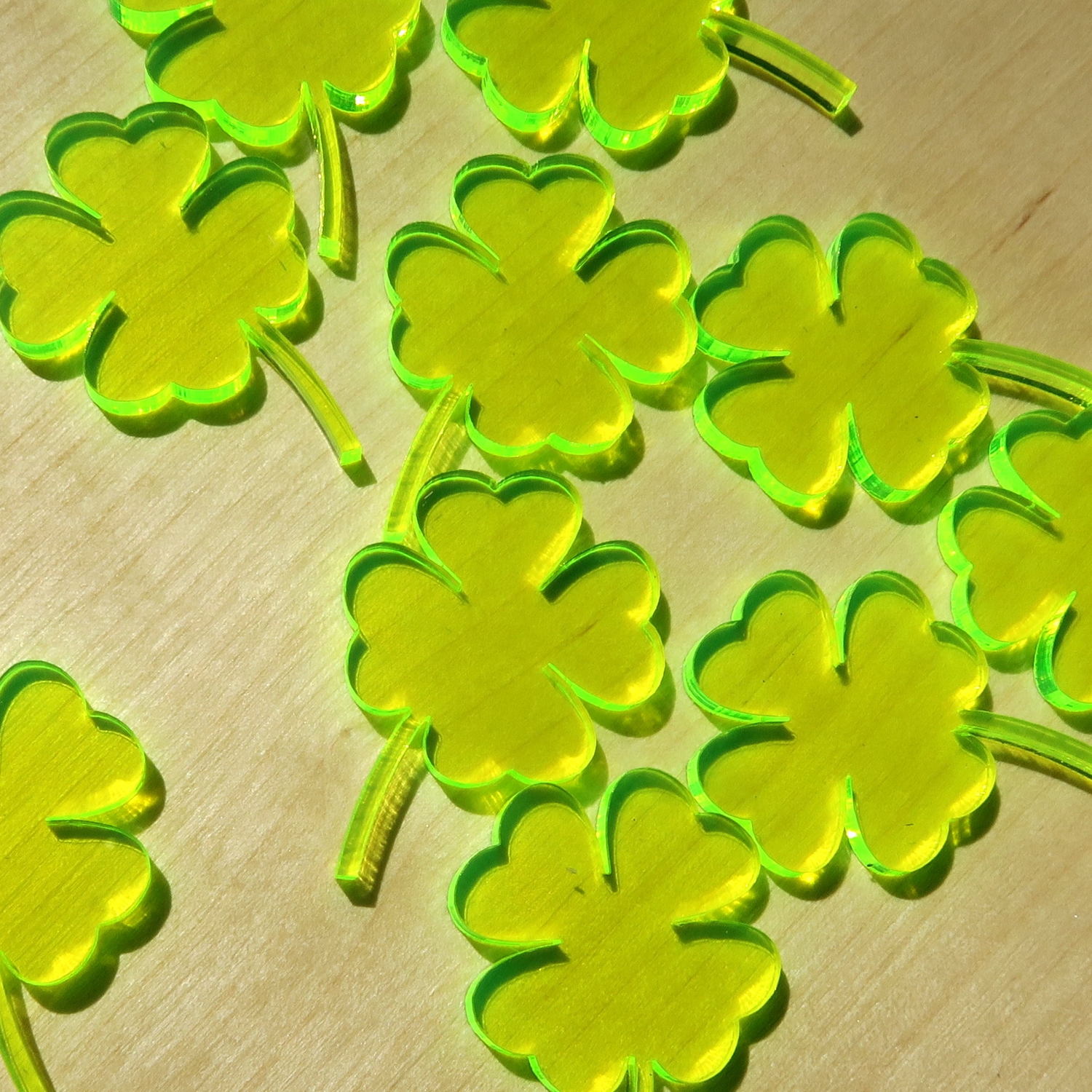 PLEXIGLAS® Kleeblatt neongrün Streudeko