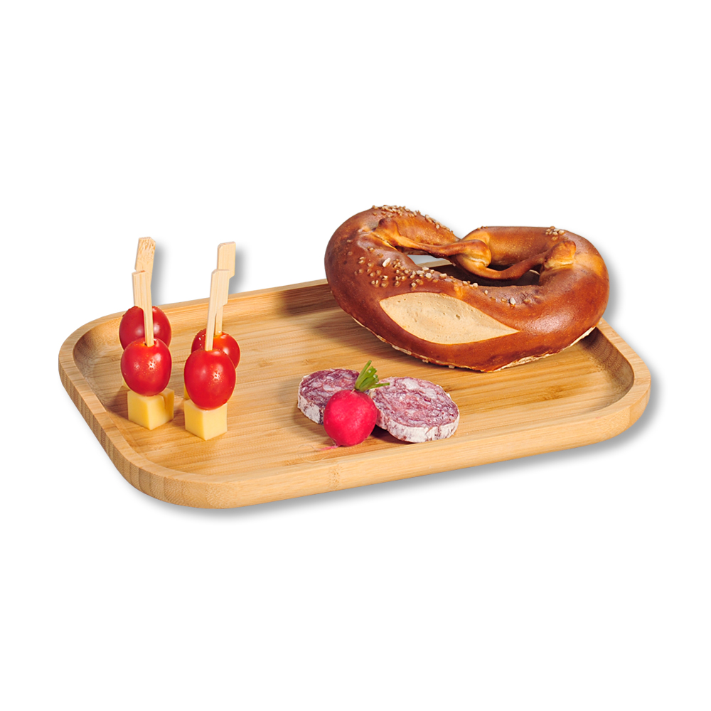 Tablett aus Bambus mit Häppchen und Brezn
