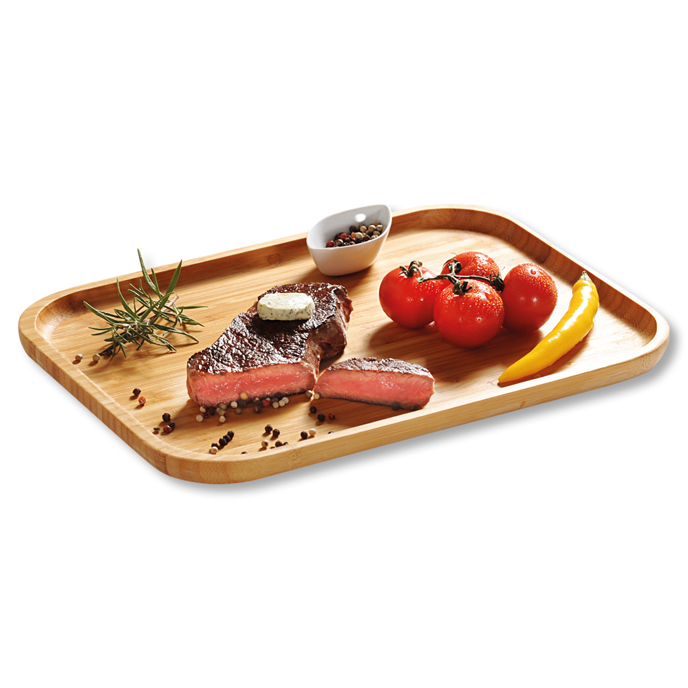 Tablett aus Bambus mit Steak und Tomaten