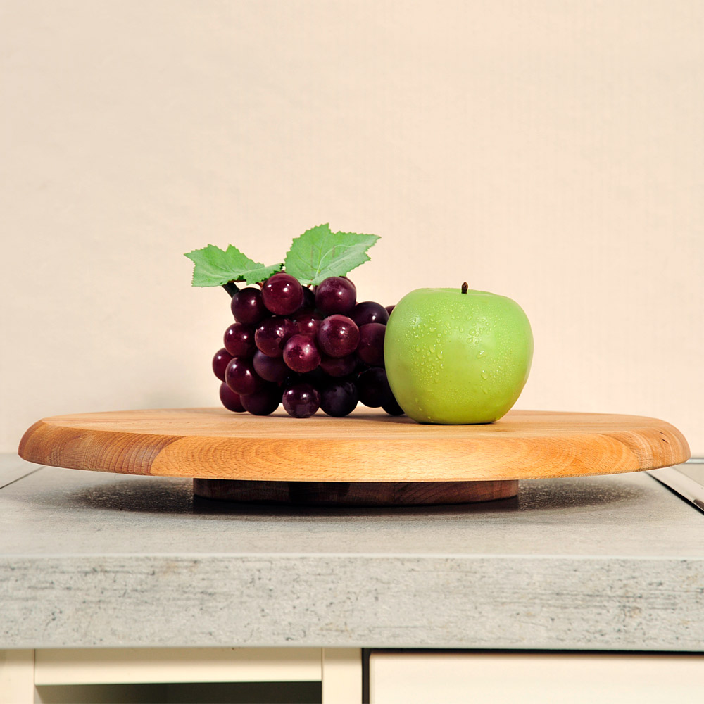 Drehteller aus Buchenholz mit Obst - Seitenansicht