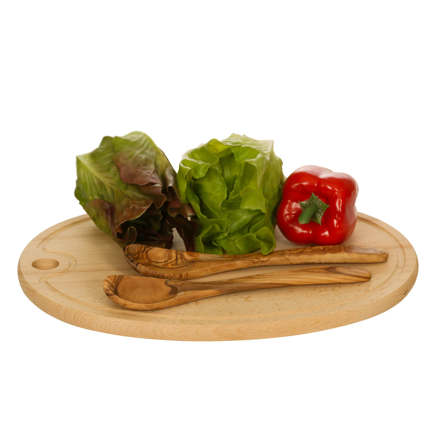 Salatbesteck auf hölzernem Schneidebrett mit Salatköpfen und roter Paprika