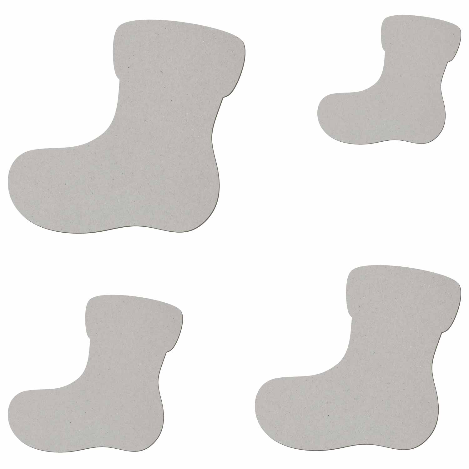 Vier Nikolausstiefel-Zuschnitte aus grauer Pappe in verschiedenen Größen auf weißem Hintergrund