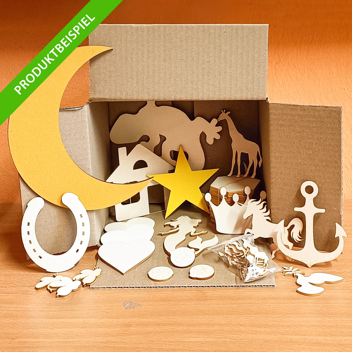 geöffnete, kleine Ü-Box mit Produktbeispielen aus Sperrholz
