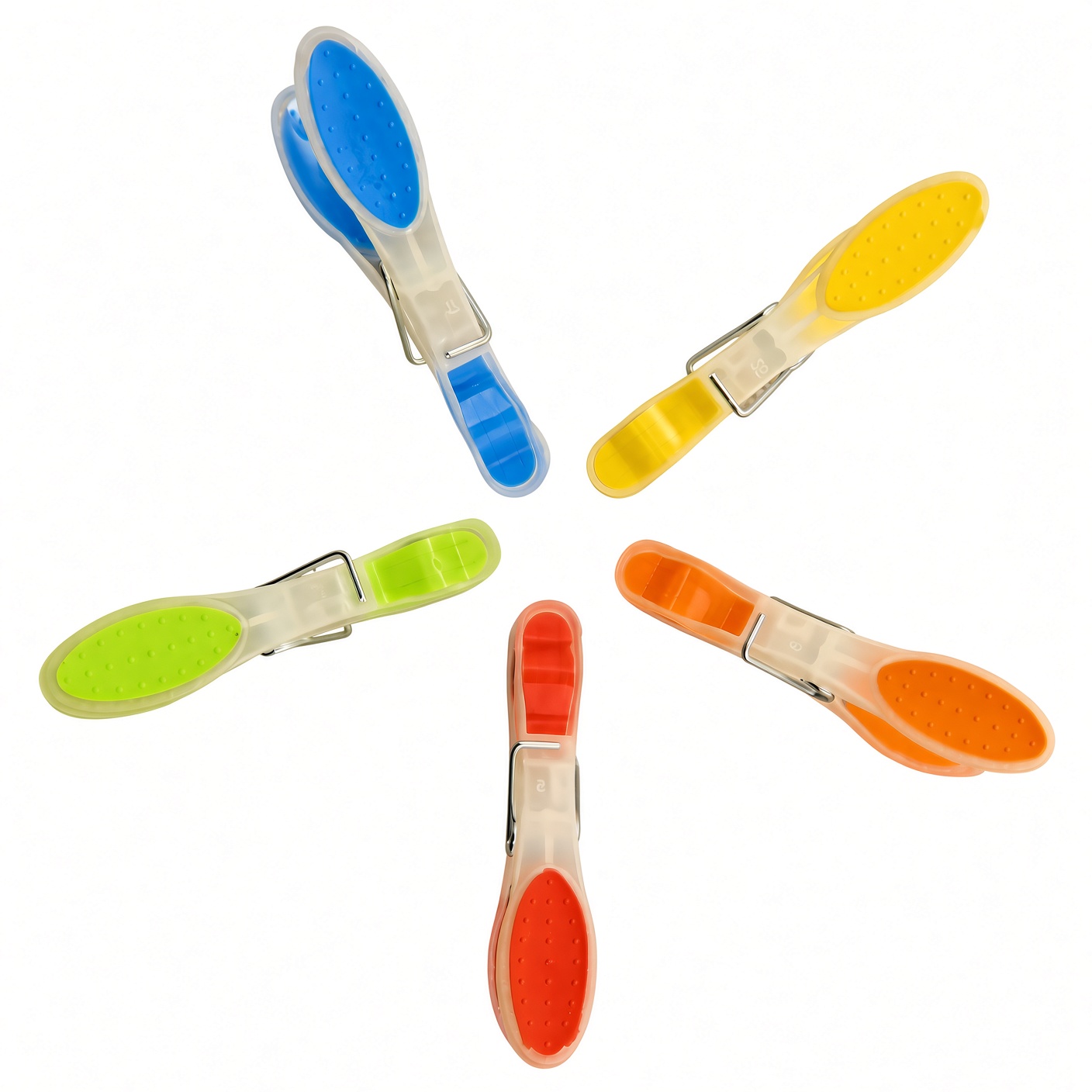 Sechs bunte Kunststoff-Wäscheklammern mit genoppten SoftGrip-Greifflächen und Metallfeder, in den Farben Blau, Gelb, Grün, Rot, Orange und Koralle, sternförmig auf weißem Hintergrund angeordnet.