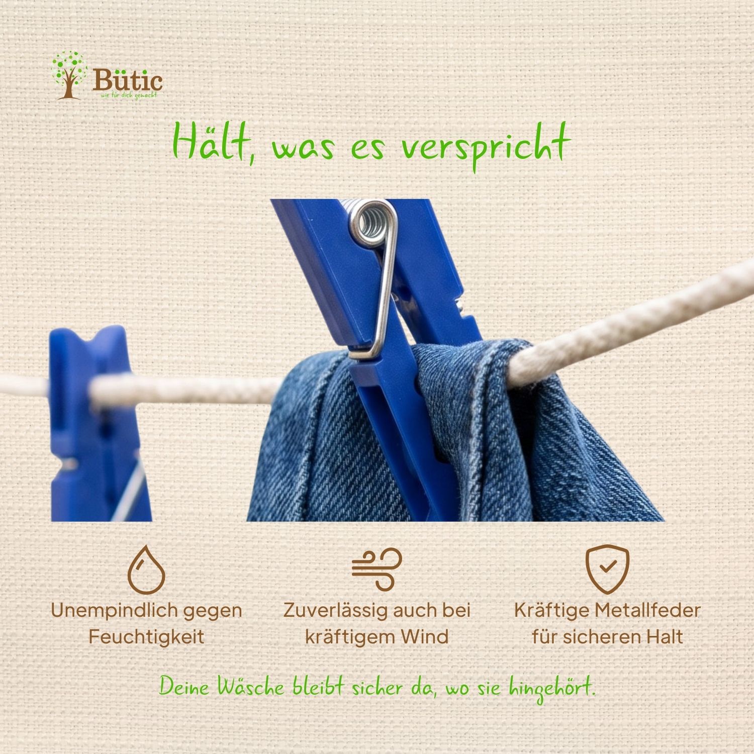 Blaue Kunststoff-Wäscheklammern mit Metallfeder klemmen Jeansstoff an eine weiße Wäscheleine