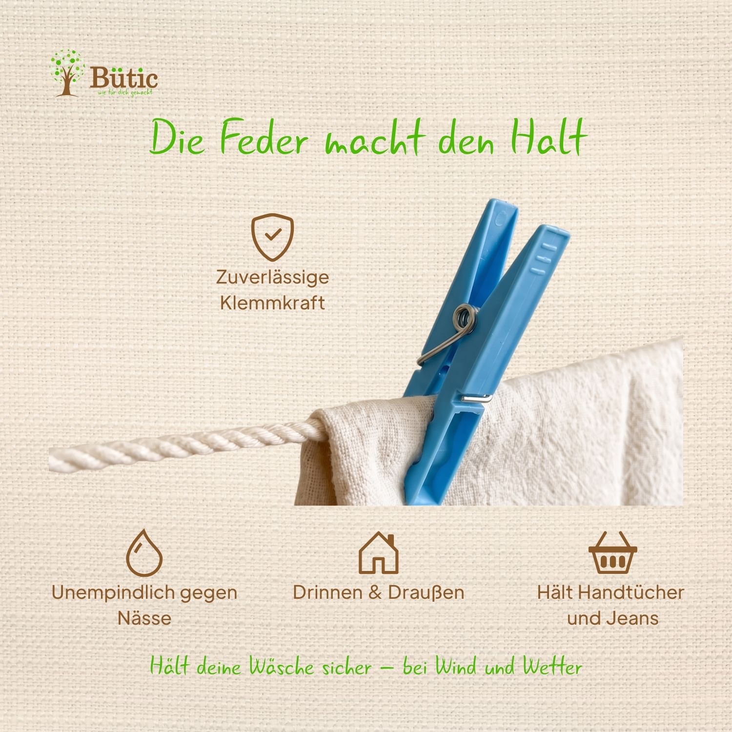 Blaue Kunststoff-Wäscheklammer mit Metallfeder klemmt weißes Textil auf einer Wäscheleine