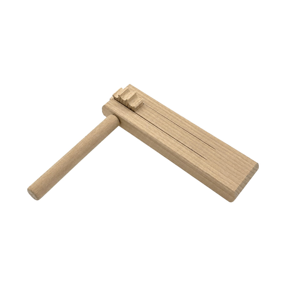 Holzratsche aus hellem Buchenholz mit rechteckigem Korpus, zwei Lamellen-Schlitzen und seitlich angebrachtem rundem Griff