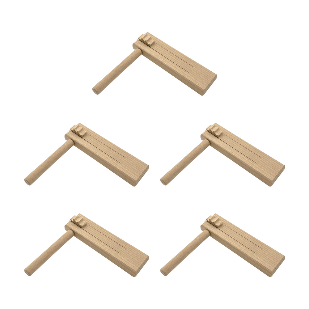 Fünf identische Holzratschen aus hellem Buchenholz, bestehend aus einem rechteckigen Korpus mit Riefelzähnen und einem runden Stiel, auf weißem Hintergrund angeordnet.