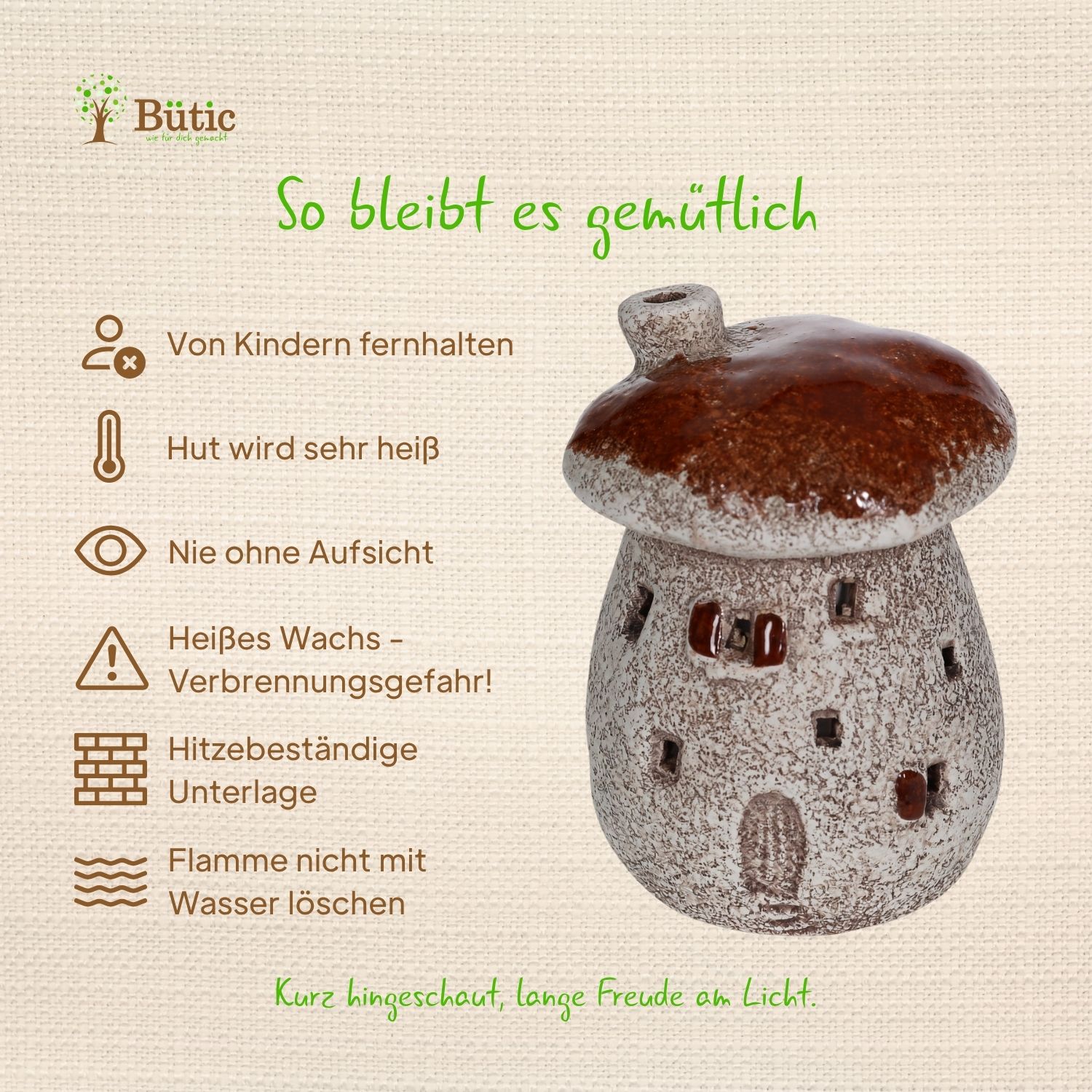 Steingut-Windlicht in Pilzform mit braunem glasiertem Hut und hellem strukturiertem Korpus, ausgestanzte Fenster und Tür, Sicherheitshinweise auf beigem Hintergrund
