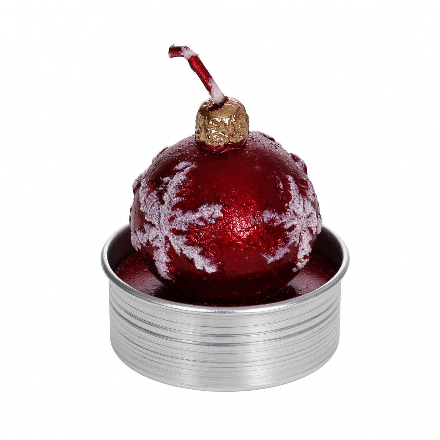 Rotes Teelicht in Weihnachtskugel-Optik mit weißen Frost-Akzenten, goldenem Kappeneinsatz und rot-weißem Docht, in silbernem Aluminiumgehäuse