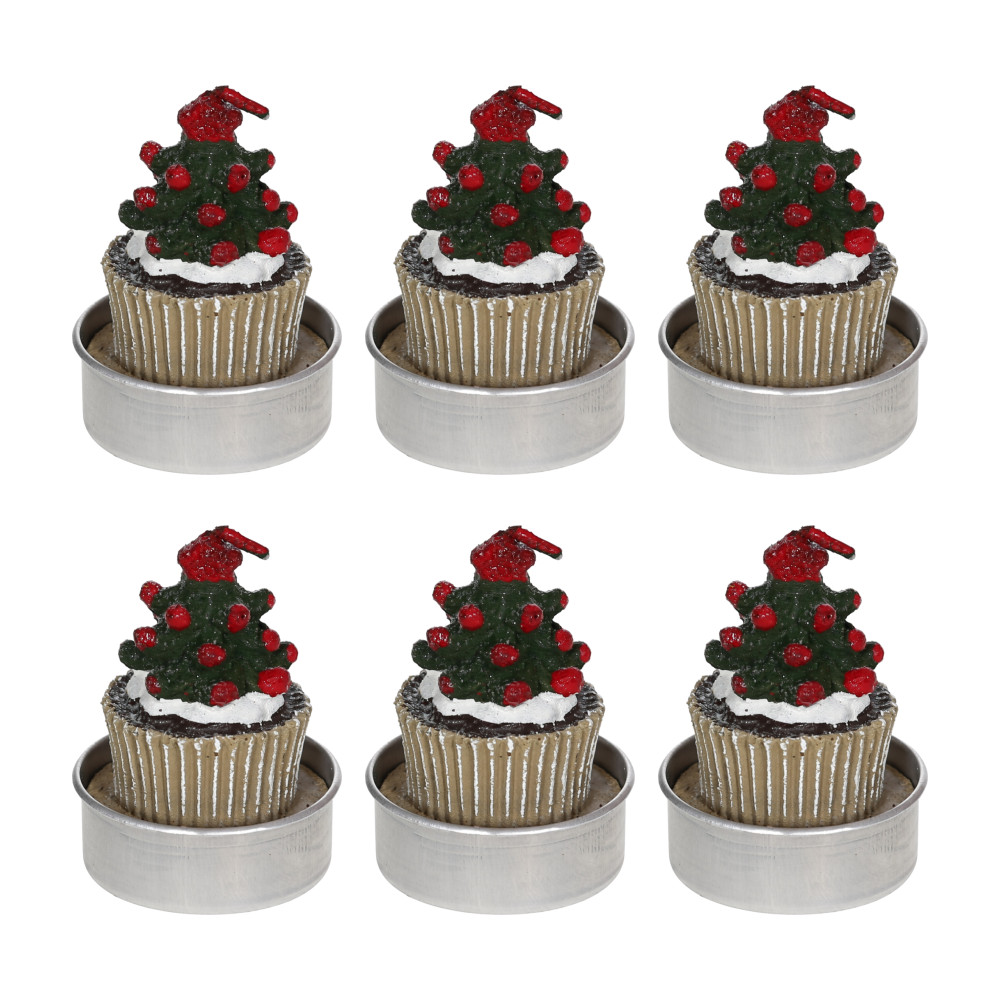 Sechs Teelichter in silbernen Metallhülsen mit Cupcake-Motiv: geripptes Papierförmchen, weißer Cremering und grüner Weihnachtsbaum mit roten Kugeln und roter Spitze als Aufsatz, auf weißem Hintergrund in zwei Reihen zu je drei Stück angeordnet.