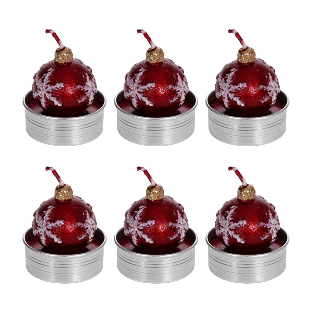 Sechs Teelichter in silbernen Metallhüllen, jeweils mit roter Kerze in Form einer Weihnachtskugel mit weißem Schneeflocken-Motiv und goldenem Abschluss mit rotem Docht.