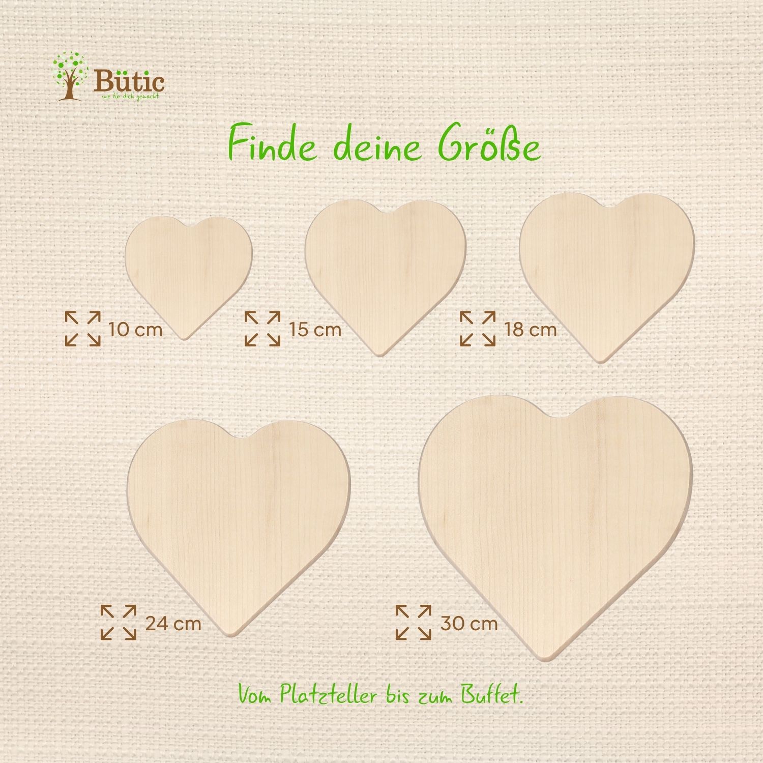Größenvergleich von fünf herzförmigen Ahorn-Schneidebrettern in 10 cm, 15 cm, 18 cm, 24 cm und 30 cm Breite auf beigem Leinenhintergrund