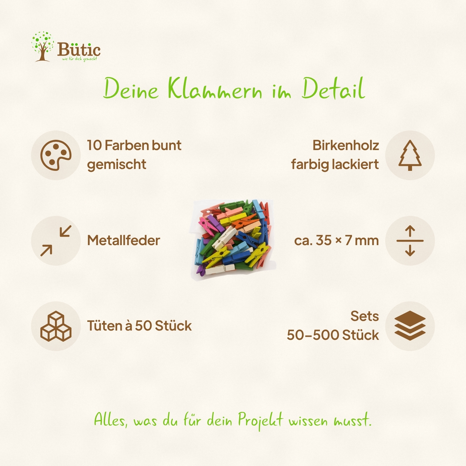 Infografik zu kleinen bunten Holzwäscheklammern aus Birkenholz: Ein Haufen farbig lackierter Mini-Klammern in 10 Farben (rot, blau, grün, gelb, orange u. a.), 35 × 7 mm, mit Metallfeder, erhältlich in Sets von 50 bis 500 Stück à 50 Stück pro Tüte.