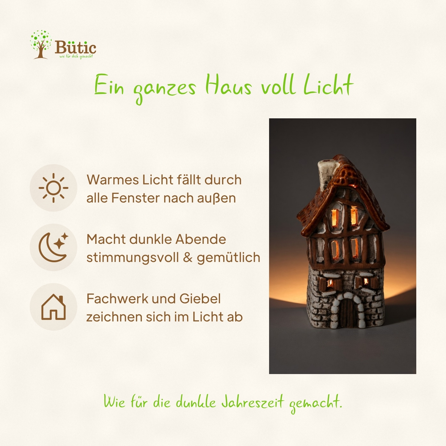 Keramik-Windlicht in Form eines beleuchteten Fachwerkhauses mit braunem Giebeldach, Schornstein und warmem Lichtschein durch die Fenster