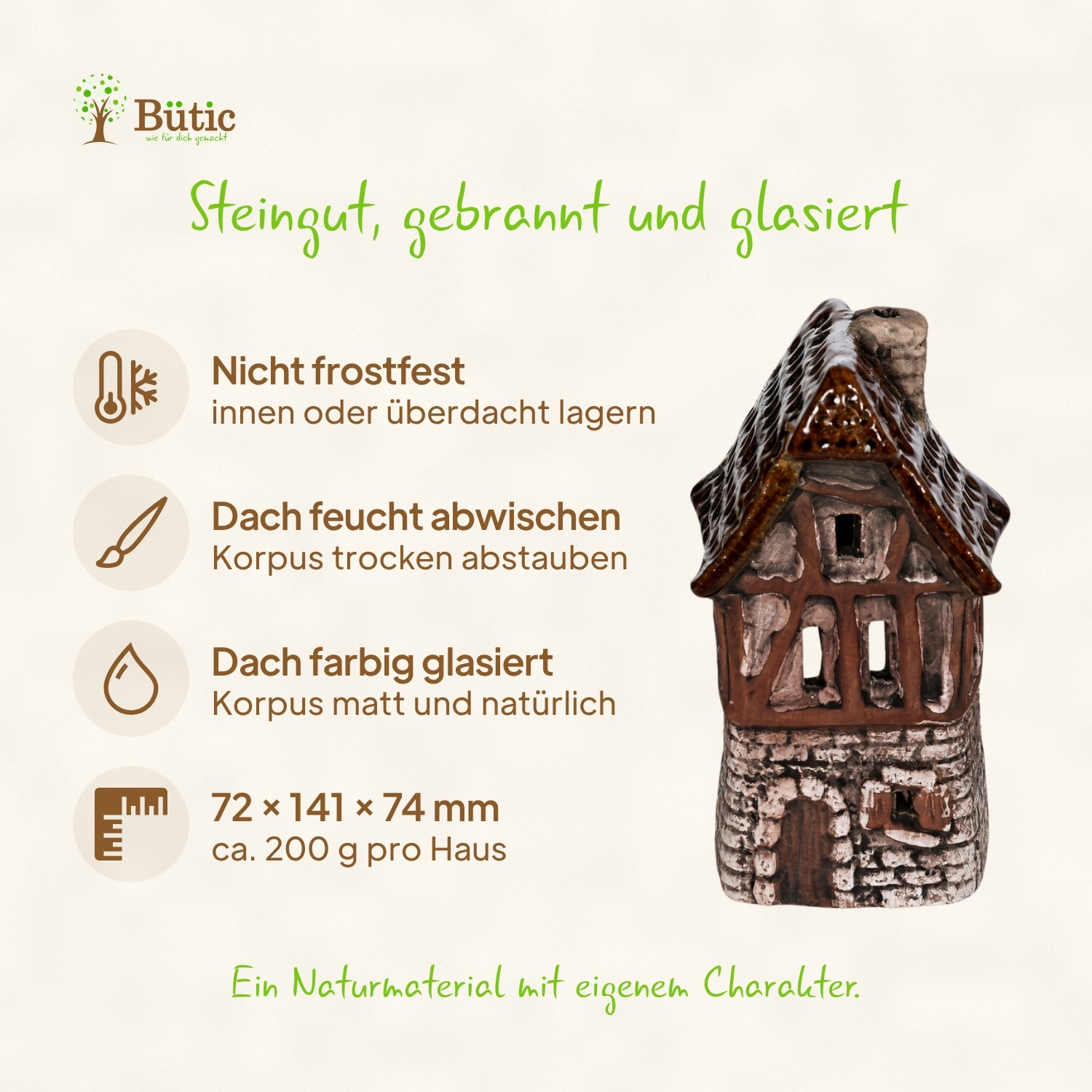 Keramik-Windlicht in Form eines Fachwerkhauses aus gebranntem und glasiertem Steingut mit braunem Dach, Schornstein und Fensterausschnitten, daneben Pflegehinweise und Maßangaben 72 × 141 × 74 mm